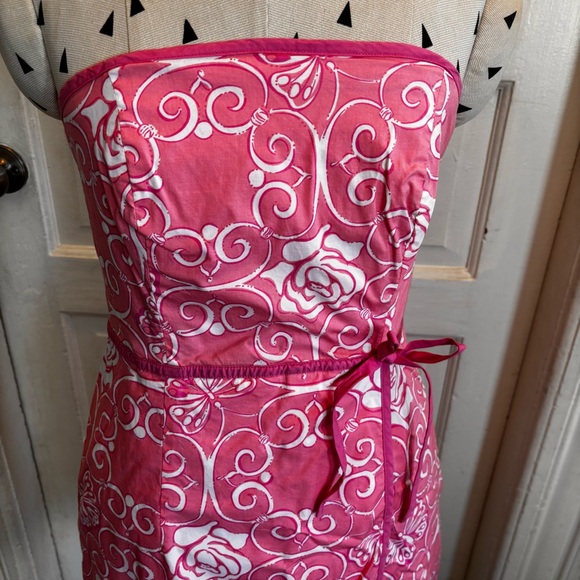 Vintage Lilly Pulitzer Strapless Dress
Y2K Palm Beach Vibes
Pink & White Cotton - Picture 2 of 12